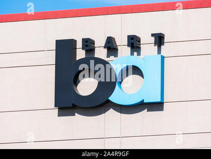 BART-Schild an der Fassade des Parkhauses an der West - Dublin Pleasanton Station der Bay Area Rapid Transit). Stockfoto