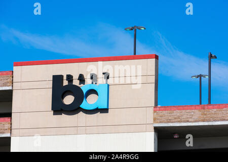 BART-Schild an der Fassade des Parkhauses an der West - Dublin Pleasanton Station der Bay Area Rapid Transit). Stockfoto