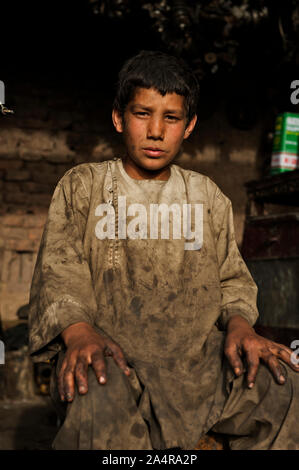 Ein afghanischer Junge bei einer KFZ-Werkstatt, in der nordwestlichen Stadt Herat, Afghanistan. Mai 6, 2009. Jungen Jungen, die Sie als "hagrid" (Lernende) an der Sweatshops ca. 300 Afghani (6 US-Dollar) pro Woche verdienen. Stockfoto