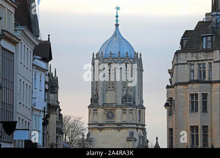 Der Glockenturm namens Tom Tower am Eingang zu Christ Church College in Oxford, von carfax gesehen. Die Glocke ist toll, rief Tom Stockfoto