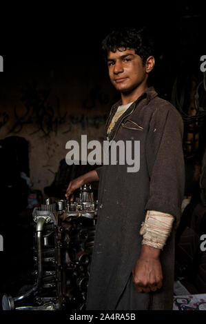 Ein afghanischer Junge bei einer KFZ-Werkstatt, in der nordwestlichen Stadt Herat, Afghanistan. Mai 6, 2009. Jungen Jungen, die Sie als "hagrid" (Lernende) an der Sweatshops ca. 300 Afghani (6 US-Dollar) pro Woche verdienen. Stockfoto