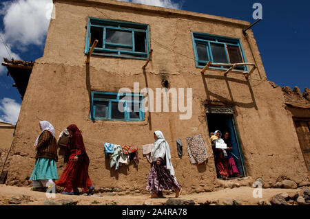 Frauen verlassen nach der monatlichen Village Health Committee Meeting, im Dorf, in Surkhjoi Fuladi Tal, Provinz Bamyan, Afghanistan. 11. Mai 2009. Stockfoto