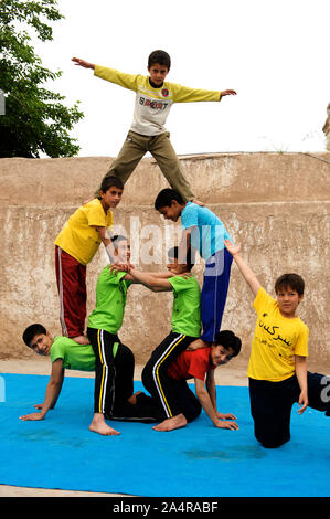 Eine Gruppe von Kindern practce Zirkus Techniken bei der Mobile Mini Circus für Kinder (MMCC) in der Stadt Herat, Afghanistan. Mai 9, 2009. Das Zentrum bietet Ausbildung auf aerobe Übung und darstellende Kunst neben psychologische Unterstützung und Hilfe mit den Realitäten des Krieges in Verbindung stehende Gewalt, die Teil des Lebens für alle afghanischen Kinder geworden sind. Stockfoto