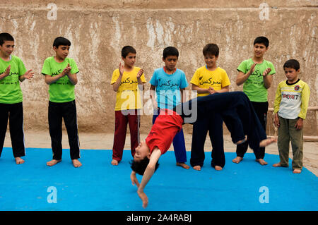 Eine Gruppe von Kindern practce Zirkus Techniken bei der Mobile Mini Circus für Kinder (MMCC) in der Stadt Herat, Afghanistan. Mai 9, 2009. Das Zentrum bietet Ausbildung auf aerobe Übung und darstellende Kunst neben psychologische Unterstützung und Hilfe mit den Realitäten des Krieges in Verbindung stehende Gewalt, die Teil des Lebens für alle afghanischen Kinder geworden sind. Stockfoto