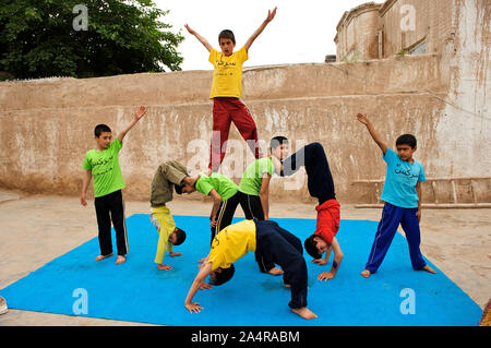 Eine Gruppe von Kindern practce Zirkus Techniken bei der Mobile Mini Circus für Kinder (MMCC) in der Stadt Herat, Afghanistan. Mai 9, 2009. Das Zentrum bietet Ausbildung auf aerobe Übung und darstellende Kunst neben psychologische Unterstützung und Hilfe mit den Realitäten des Krieges in Verbindung stehende Gewalt, die Teil des Lebens für alle afghanischen Kinder geworden sind. Stockfoto