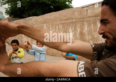 Kinder Zirkus practce Techniken bei der Mobile Mini Circus für Kinder (MMCC) in der Stadt Herat, Afghanistan. Mai 9, 2009. Das Zentrum bietet Ausbildung auf aerobe Übung und darstellende Kunst neben psychologische Unterstützung und Hilfe mit den Realitäten des Krieges in Verbindung stehende Gewalt, die Teil des Lebens für alle afghanischen Kinder geworden sind. Stockfoto