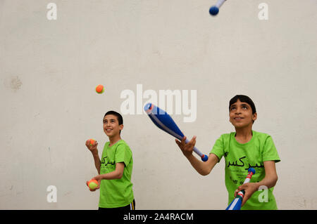 Kinder Zirkus practce Techniken bei der Mobile Mini Circus für Kinder (MMCC) in der Stadt Herat, Afghanistan. Mai 9, 2009. Das Zentrum bietet Ausbildung auf aerobe Übung und darstellende Kunst neben psychologische Unterstützung und Hilfe mit den Realitäten des Krieges in Verbindung stehende Gewalt, die Teil des Lebens für alle afghanischen Kinder geworden sind. Stockfoto