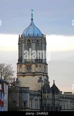 Der Glockenturm namens Tom Tower am Eingang zu Christ Church College in Oxford, von carfax gesehen. Die Glocke ist toll, rief Tom Stockfoto