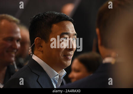 Westerville, United States. 16 Okt, 2019. Demokratische Präsidentschaftskandidat Andrew Yang kommt in der Spin Zimmer nach dem CNN/New York Times demokratischen Debatte auf dem Campus der Otterbein Universität in Westerville, Ohio am Dienstag, 15. Oktober 2019. Foto von Robert Moorhead/UPI Quelle: UPI/Alamy leben Nachrichten Stockfoto