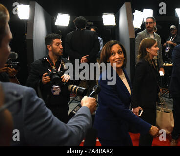 Westerville, United States. 16 Okt, 2019. Demokratische Präsidentschaftskandidat Senator Kamala Harris von Kalifornien kommt in der Spin Zimmer nach dem CNN/New York Times demokratischen Debatte auf dem Campus der Otterbein Universität in Westerville, Ohio am Dienstag, 15. Oktober 2019. Foto von Robert Moorhead/UPI Quelle: UPI/Alamy leben Nachrichten Stockfoto