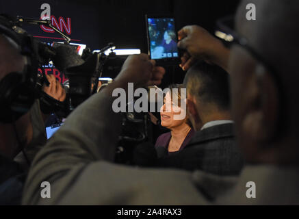 Westerville, United States. 16 Okt, 2019. Demokratische Präsidentschaftskandidat Senator Amy Klobuchar von Minnesota kommt in der Spin Zimmer nach dem CNN/New York Times demokratischen Debatte auf dem Campus der Otterbein Universität in Westerville, Ohio am Dienstag, 15. Oktober 2019. Foto von Robert Moorhead/UPI Quelle: UPI/Alamy leben Nachrichten Stockfoto