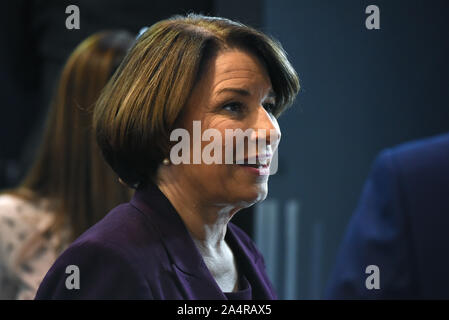 Westerville, United States. 16 Okt, 2019. Demokratische Präsidentschaftskandidat Senator Amy Klobuchar von Minnesota kommt in der Spin Zimmer nach dem CNN/New York Times demokratischen Debatte auf dem Campus der Otterbein Universität in Westerville, Ohio am Dienstag, 15. Oktober 2019. Foto von Robert Moorhead/UPI Quelle: UPI/Alamy leben Nachrichten Stockfoto