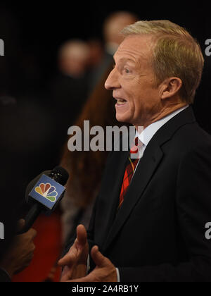 Westerville, United States. 16 Okt, 2019. Demokratische Präsidentschaftskandidat Geschäftsmann Tom Steyer kommt in der Spin Zimmer nach dem CNN/New York Times demokratischen Debatte auf dem Campus der Otterbein Universität in Westerville, Ohio am Dienstag, 15. Oktober 2019. Foto von Robert Moorhead/UPI Quelle: UPI/Alamy leben Nachrichten Stockfoto