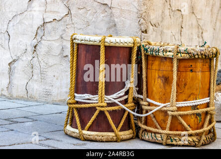 Zwei alte arabische Liegen drum auf der Straße der alten Stadt. Stockfoto