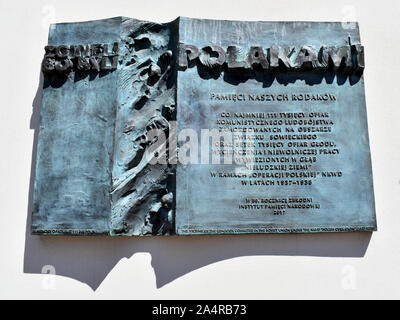 Eine Skulptur an der Wand in Krakau in Erinnerung an die Opfer des Völkermords in der Sowjetunion unter dem MKVD Polnischen verpflichtet Stockfoto