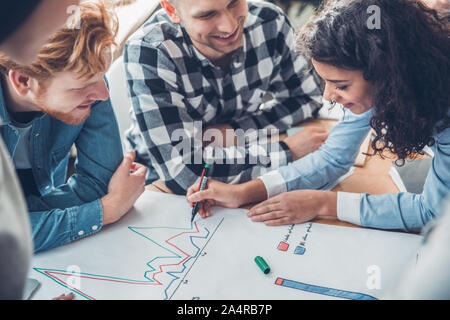 Startupers gemeinsam an office Zeichnung Grafik freudige Top View close-up Stockfoto