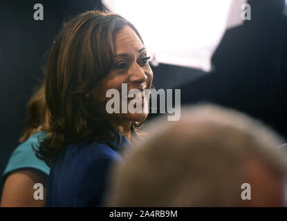 Westerville, United States. 16 Okt, 2019. Demokratische Präsidentschaftskandidat Senator Kamala Harris von Kalifornien kommt in der Spin Zimmer nach dem CNN/New York Times demokratischen Debatte auf dem Campus der Otterbein Universität in Westerville, Ohio am Dienstag, 15. Oktober 2019. Foto von Robert Moorhead/UPI Quelle: UPI/Alamy leben Nachrichten Stockfoto