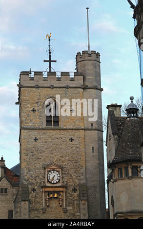 Carfax oder Saint Martin's Tower für den verbleibenden Teil des 12. Jahrhunderts die Kirche Sankt Martin im Herzen von Oxford und als die eigentliche Innenstadt bekannt Stockfoto