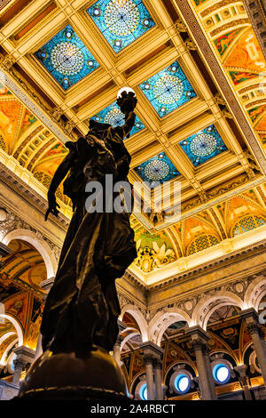 Statue Licht Thomas Jefferson Gebäude Bibliothek des Kongresses Buntglasdecke Washington DC. Eröffnet 1897. Nationalbibliothek und Primäre Forschung Li Stockfoto