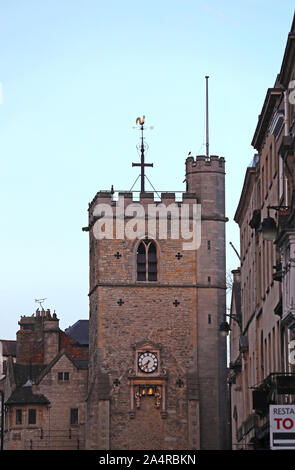 Carfax oder Saint Martin's Tower für den verbleibenden Teil des 12. Jahrhunderts die Kirche Sankt Martin im Herzen von Oxford und als die eigentliche Innenstadt bekannt Stockfoto
