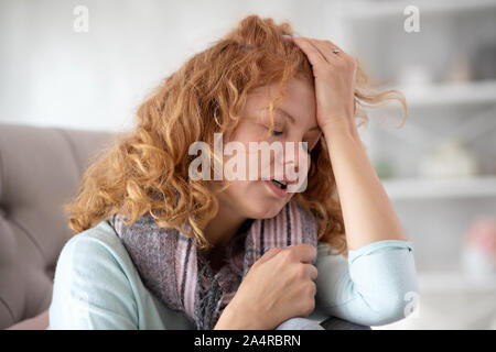 Frau Gefühl schrecklich hohe Körpertemperatur Stockfoto