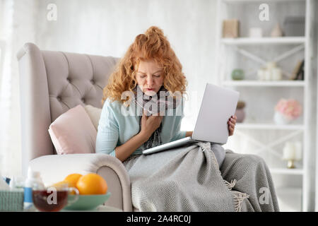 Junge kranke Frau Husten nach dem Fang saisonalen kalten Stockfoto