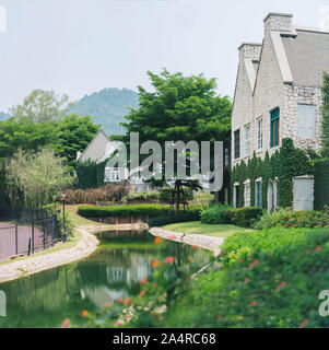 Schöne Dekoration der englischen Landhausstil Gebäude mit grünen Kriechgang Werk abgedeckt Stockfoto