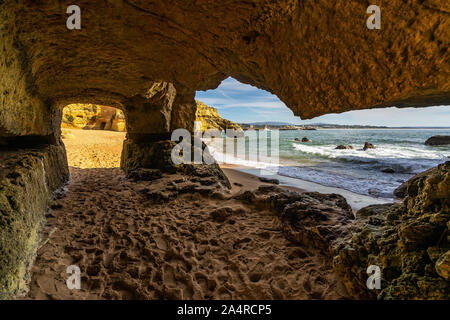 Malerischer Blick auf Strand (Praia da Batata Batata) unter dem goldenen Klippen, Lagos, Algarve, Portugal Stockfoto
