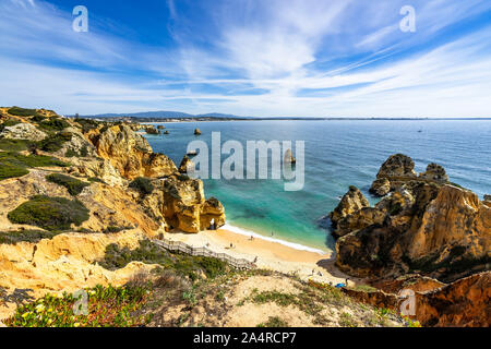 Die Praia do Camilo Strand ist einer der schönsten Strand in der Region Algarve mit schönen türkisfarbenen Wasser, Portugal Stockfoto