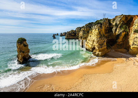 Blick von den Klippen von Praia dos Estudiantes (Student Strand), eines der schönsten Strand in der Nähe von Lagos, Algarve, Portugal Stockfoto