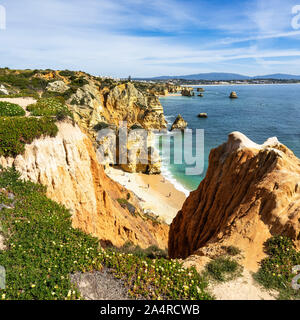 Die schönen Praia do Camilo Strand zwischen Klippen am Atlantik, Lagos, Algarve, Portugal gelegen Stockfoto