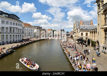 Gent, Belgien - 21 Juni, 2019: Ansicht der Graslei und der Korenlei Kais und Fluss Leie im historischen Zentrum von Gent. Stockfoto