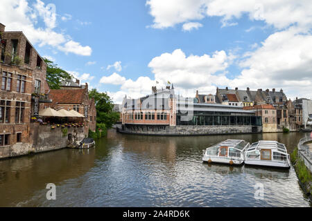 Gent, Belgien - 21 Juni, 2019: Ansicht der Graslei und der Korenlei Kais und Fluss Leie im historischen Zentrum von Gent. Stockfoto