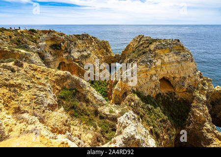 Typische Felsformationen auf den Klippen der Algarve Küste in Ponta da Piedade Landspitze, Portugal Stockfoto