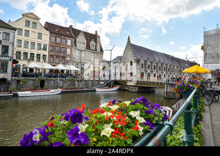 Gent, Belgien - 21 Juni, 2019: Ansicht der Graslei und der Korenlei Kais und Fluss Leie im historischen Zentrum von Gent. Stockfoto