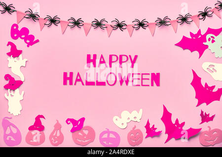 Kreative Halloween flach Hintergrund auf rosa Papier mit Text "Happy Halloween". Papier schneiden Dekorationen: Fledermäuse, Geister und jack Laterne Kürbisse, garla Stockfoto