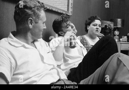 Elvis Presley mit seinem Vater, Vernon, und seine Mutter Gladys Presley, im Wohnzimmer 1034 Audubon Drive, Memphis, Tennessee, 29. Mai 1956 Stockfoto