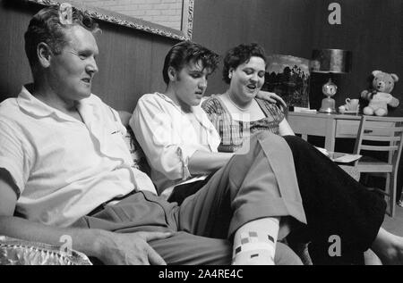 Elvis Presley mit seinem Vater, Vernon, und seine Mutter Gladys Presley, im Wohnzimmer 1034 Audubon Drive, Memphis, Tennessee, 29. Mai 1956 Stockfoto