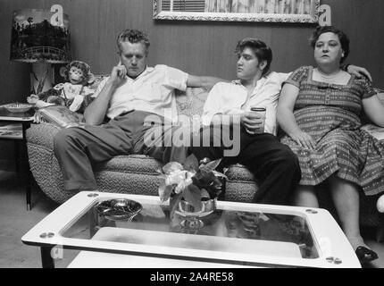 Elvis Presley mit seinem Vater, Vernon, und seine Mutter Gladys Presley, im Wohnzimmer 1034 Audubon Drive, Memphis, Tennessee, 29. Mai 1956 Stockfoto