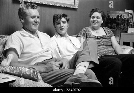 Elvis Presley mit seinem Vater, Vernon, und seine Mutter Gladys Presley, im Wohnzimmer 1034 Audubon Drive, Memphis, Tennessee, 29. Mai 1956 Stockfoto