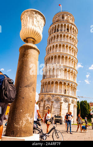 Pisa, Italien - September 03, 2019: Low Angle Perspektive Blick auf den berühmten Schiefen Turm von Pisa oder La Torre di Pisa am Domplatz, Piazza d Stockfoto