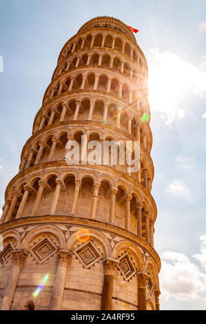 Pisa, Italien - September 03, 2019: Low Angle Perspektive Blick auf den berühmten Schiefen Turm von Pisa oder La Torre di Pisa am Domplatz, Piazza d Stockfoto