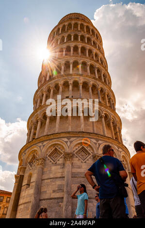 Pisa, Italien - September 03, 2019: Low Angle Perspektive Blick auf den berühmten Schiefen Turm von Pisa oder La Torre di Pisa am Domplatz, Piazza d Stockfoto