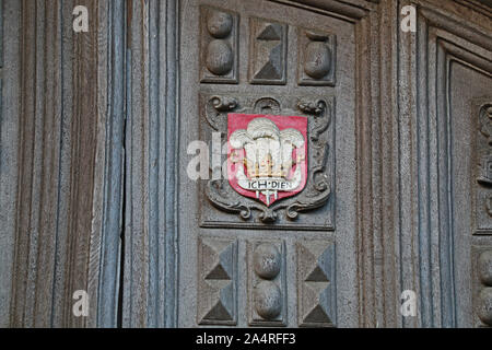 Die heraldischen Abzeichen des Prinzen von Wales' Federn auf das große Tor in der Bodleian Library in Oxford. Black Prince's Motto ich dien bedeutet, dass ich dienen. Stockfoto
