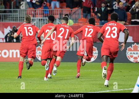 Toronto, Kanada. 15 Okt, 2019. Kanadische Spieler feiern ein Ziel während der Nationen League qualifier Spiel zwischen Kanada und den USA am BMO Feld in Toronto (Endstand 2:0; Kanada USA) Credit: SOPA Images Limited/Alamy leben Nachrichten Stockfoto