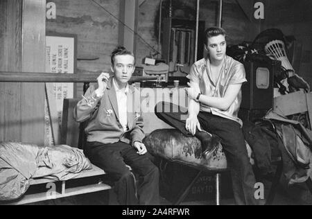 Elvis Presley und seine Cousine Gen Smith, Backstage an der Universität von Dayton Fieldhouse, 27. Mai 1956. Gen Smith war Teil der Presley's Entourage, und gilt als ein Mitglied der "Memphis Mafia". Stockfoto