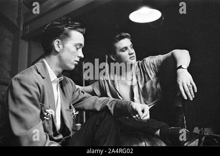 Elvis Presley und seine Cousine Gen Smith, Backstage an der Universität von Dayton Fieldhouse, 27. Mai 1956. Gen Smith war Teil der Presley's Entourage, und gilt als ein Mitglied der "Memphis Mafia". Stockfoto