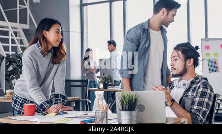 Kreative designer team Argument an casual Besprechungstisch und gehen Sie von dem Treffen in modernen Büro. Tee, m Konflikt Konzept Stockfoto