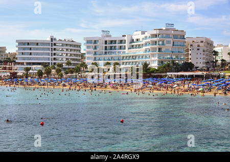 Protaras, Zypern - Oktober 10. 2019. Blick vom Meer auf den berühmten Sunrise Beach Stockfoto