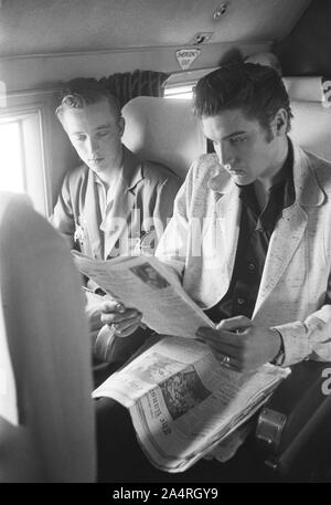 Elvis Presley und seine Cousine Gen Smith in einem Bus unterwegs auf Tour. Das genaue Datum ist unbekannt, aber es ist wahrscheinlich der 27. Mai 1956 Stockfoto